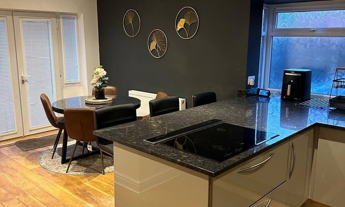 Walkden House | Manchester Retreat with 3 Bedrooms