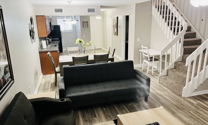 Southside House | Mandarin Cheerful 2 Bedrooms Townhouse w/fireplace