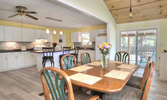 Tranquil Harbour House | Mandolin Wind your family beach getaway. n5 minute walk to the beach. 10% off