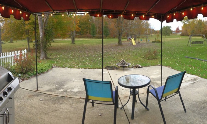 Kingsville House | Manger 6- We'll leave the star on for you!
