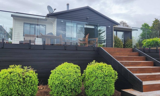 Mangakino House | Mango Bach with Lake Views! Walking distance to the Lake