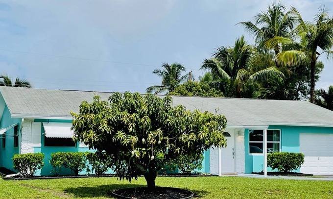 Pine Gardens North House | Mango Cottage Close to Beaches and Lighthouse