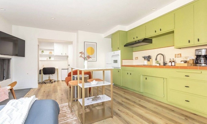 El Porto Apartment | Manhattan Beach Retreat - Patio & Parking Steps Away
