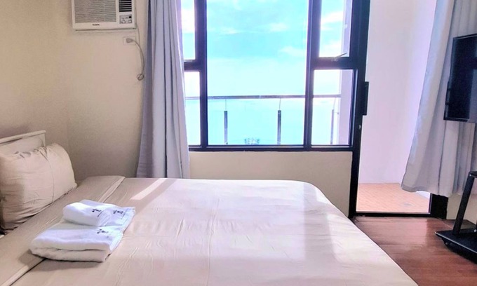 Ermita Night District Apartment | Manila Bayview Rental Superior 1BR 1BA w/Balcony Bayview Pool Netflix