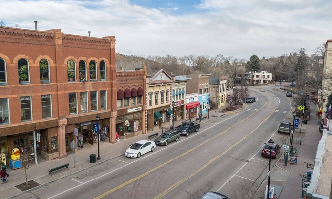 Manitou Springs Apartment | Manitou Loft Apartment 3A. 2 Bedroom, 1 bath, sleeps 5