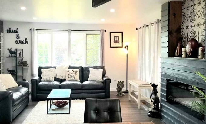 Manitoulin District House | Manitoulin Island, Cozy Retreat . 3 min Walk to Dock