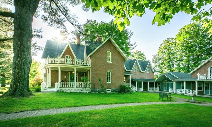 Cowansville House | Manoir Sweetsburg