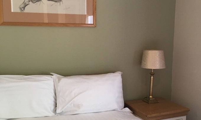 Miskin House | Manor Lodge 10 mins from Cardiff City (sleeps 6-8)