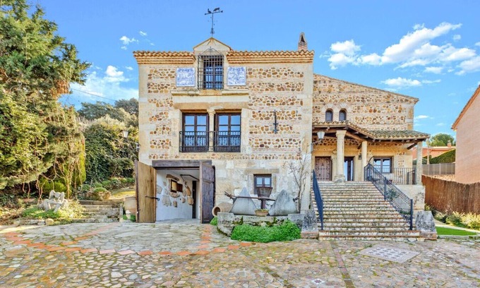 Guadalajara House | Mansion 35min Madrid|Cinema| Pool|BBQ| Car Charger