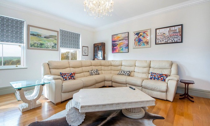 Carmarthen House | Mansion in Carmarthen with Pool & Valley Views