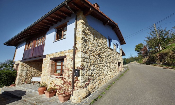 Pruneda Apartment | Mansion in Nava near Beach & Pool