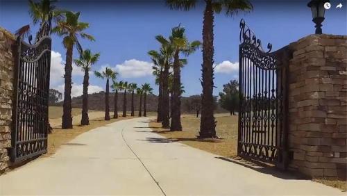Hemet House | Mansion on the Hill let 4 Rooms, 5th cost extra