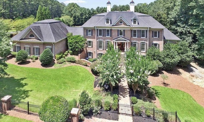 Acworth Villa | Mansion stay for big groups 8 miles from LakePoint Sports!