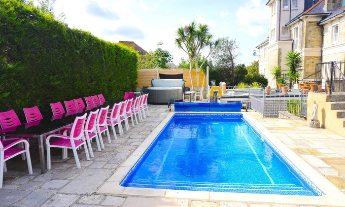 Ryde House | MANSION WITH SWIMMING POOL, GAMES ROOM, SEA VIEWS, SANDY BEACHES 2 MINS WALK