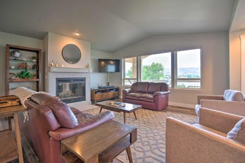 Wapato Point House | Manson Villa with Hot Tub about 1 Mi to Wineries!