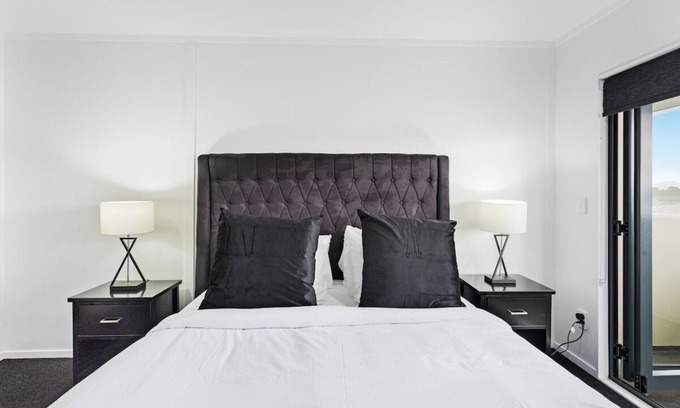 Manukau City Apartment | Manukau City | Stunning Apt | 3BR 2BA | Heart of Manukau