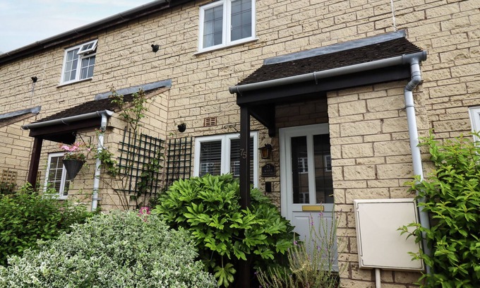 Broadway Cottage | MAPLE COTTAGE, pet friendly, with a garden in Broadway