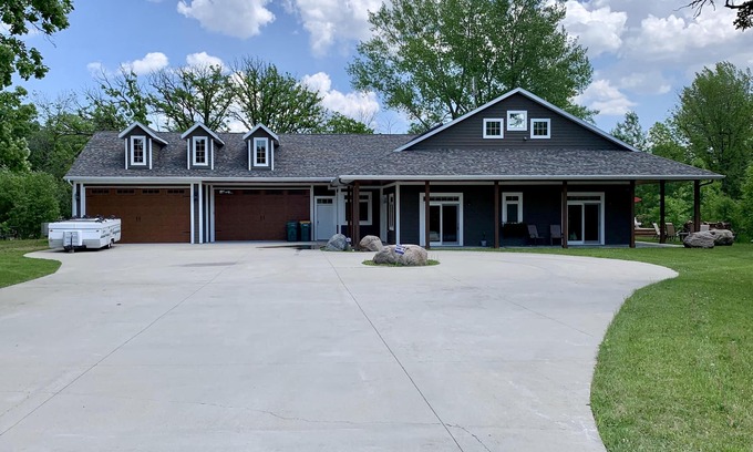 Alexandria House | Maple Drive Lodge Getaway - Perfect for Large Groups!