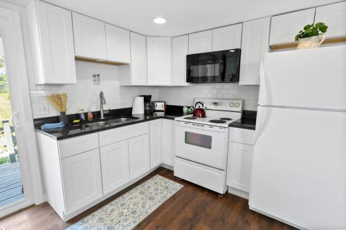 Douglas House | Maple Getaway - Short distance to downtown, beaches, and breweries