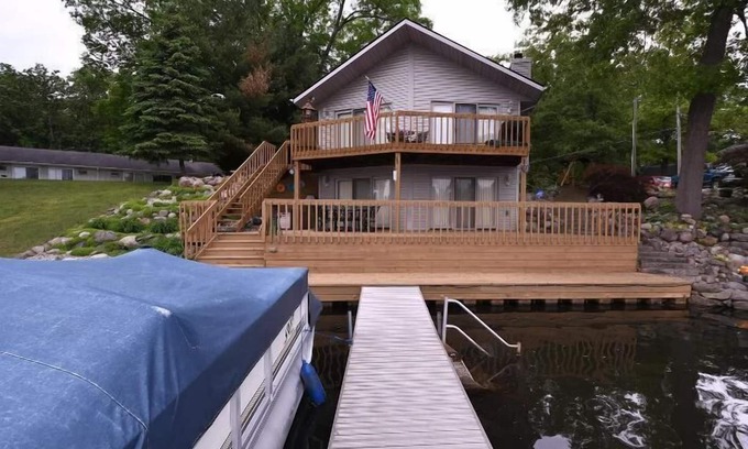 Paw Paw House | Maple Lake 4 Bedroom 2 Bathroom Retreat