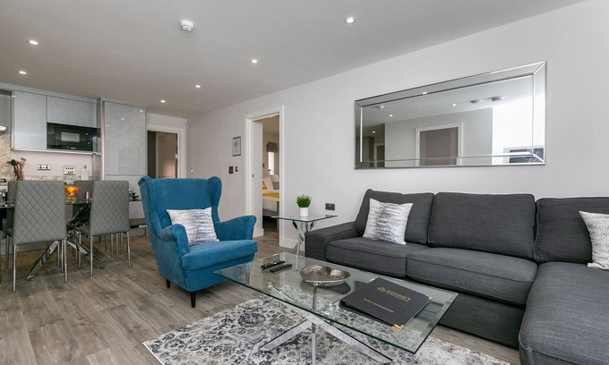Reading Apartment | Maple Lodge - 3-Bed Duplex with Garden & Parking