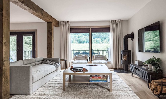 Hunter House | Maple Lodge - Luxury Cabin, Kid-Friendly
