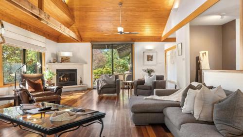 Pokolbin House | Maple Manor - The Vintage Holiday Houses