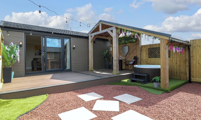Swadlincote Cottage | MAPLE, pet friendly, with hot tub in Donisthorpe