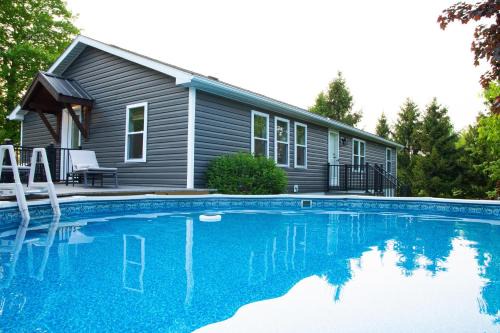 Dundee House | Maple Retreat with Big Pool