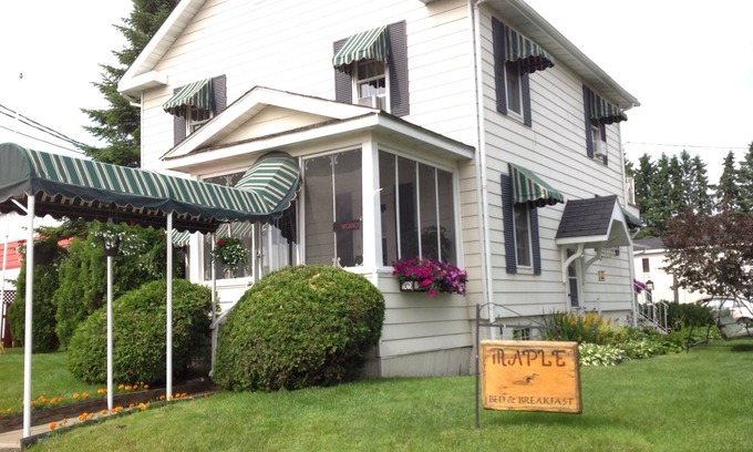 Grand Falls Bed & Breakfast | Maple Tourist Home Bed & Breakfast