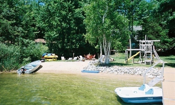 Interlochen Cottage | Maple Woods Cottage on beautiful Bass Lake #PSTR 22-071n6 adults/2 children