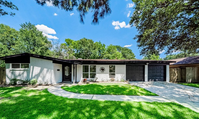 Spring Branch West House | Mapleton Place | House in Houston with fireplace, patio, & W/D