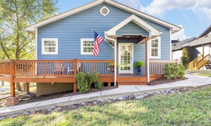 St. Elmo Improvement League Cottage | Maplewood Blue - city vibe/mountain views - St. Elmo, Chattanooga