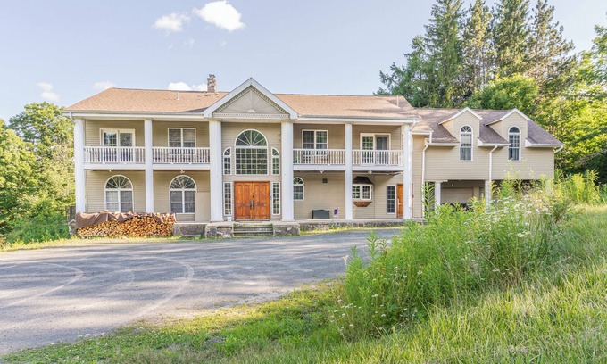 Hunter House | Maplewood Manor, 8BR w/Hot Tub, Gym, Fire Pit, Near Hunter/Windham Skiing