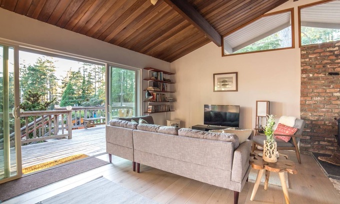 Anchor Bay Cottage | Mar a Vista: Cozy Coastal Cottage with Modern Amenities