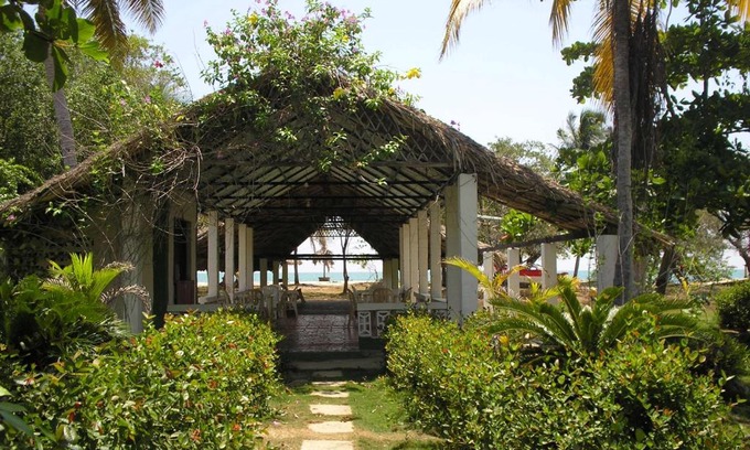 Covenas House | MAR SERENO Recinto Natural Casa Museo MERY LORA de CIFUENTES Condominio de Cabañas frente al MAR