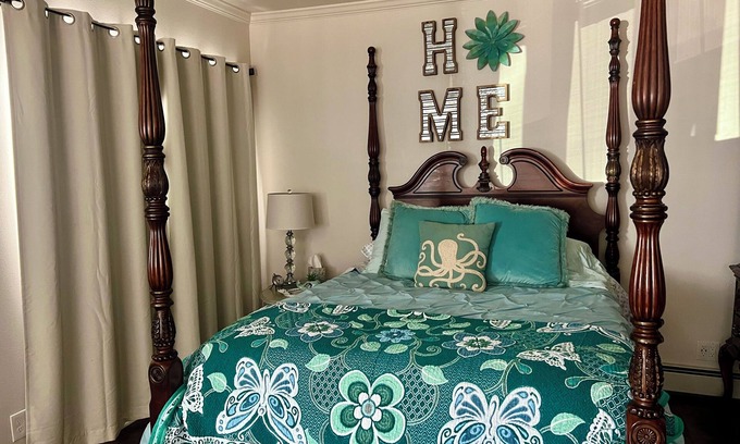 Seward Apartment | Marathon Historic Apartments- Studio sleeps 4-heart of Downtown charming studio