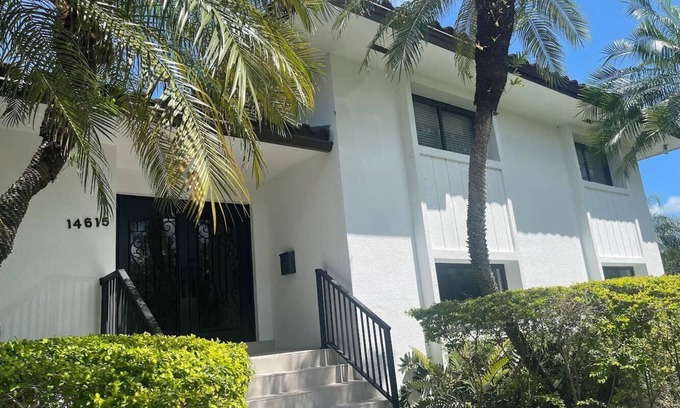 Palmetto Bay House | Maravillosa Casa, con Cancha de Tenis, Cercana a Supermercados y Restaurantes