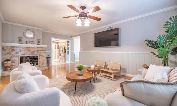 Northwest Anaheim House | #Marbella Lane - Charming 4BR Bungalo for Relaxing Retreat
