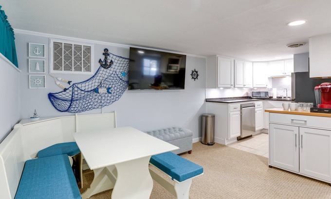 Marblehead Condo | Marblehead Condo - Walk to Beaches + Restaurants!