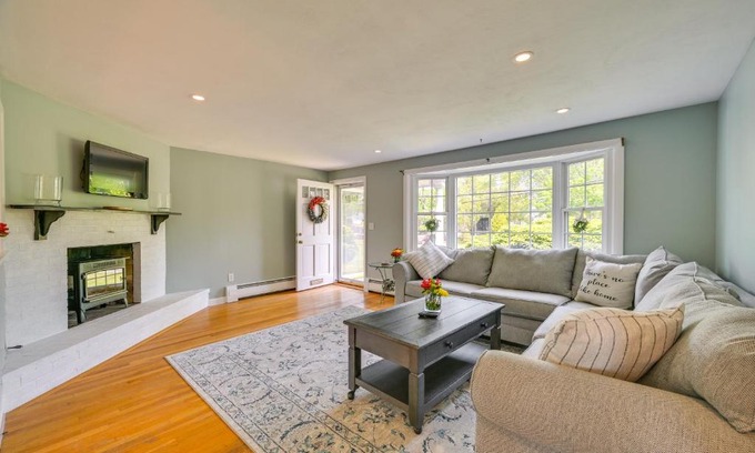 Marblehead Apartment | Marblehead Retreat with Sprawling Yard and Gas Grill!