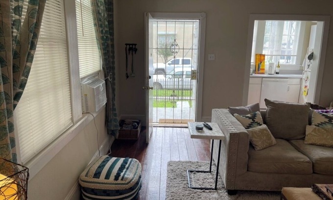 Touro Apartment | Mardi Gras studio located on parade routes and two miles from Superdome!