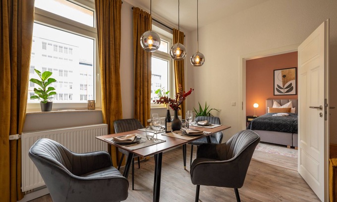 Gera Apartment | Maremar Apartments Design Boxspringbett Küche Zentral Arbeitsplatz