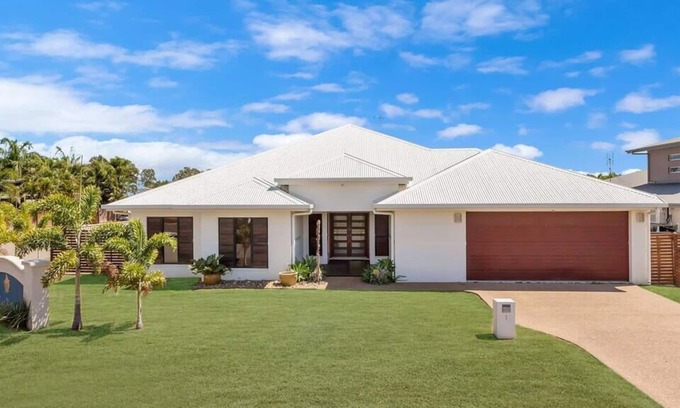 Bushland Beach House | Margarita Manor walk to beach!