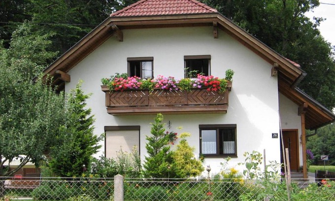 Laakirchen Apartment | Maria's Ferienwohnung