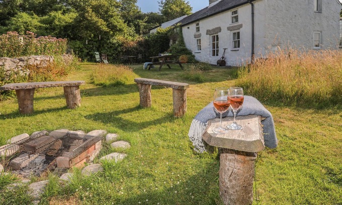 Penmon Cottage | MARIAN FARM, pet friendly, character holiday cottage in Penmon
