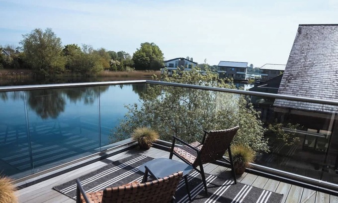 Ampney Crucis House | Maricor | Lakeside Retreat with Hot Tub + Kayak