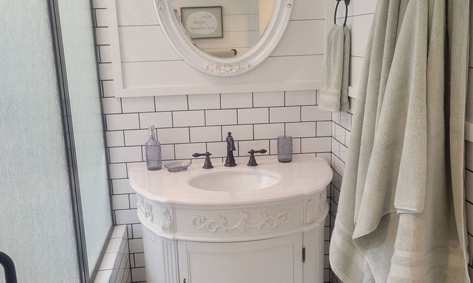 Paola House | Marie's Place, Cozy 2 bedroom house right off town square!