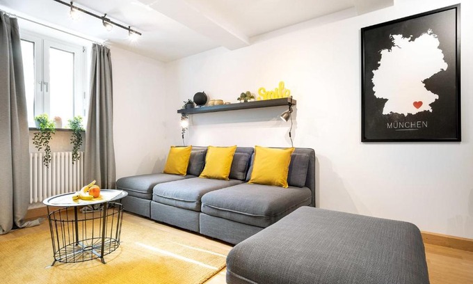 Deutsches Museum Apartment | MARIENPLATZ Apartment 2 bedrooms living room kitchen