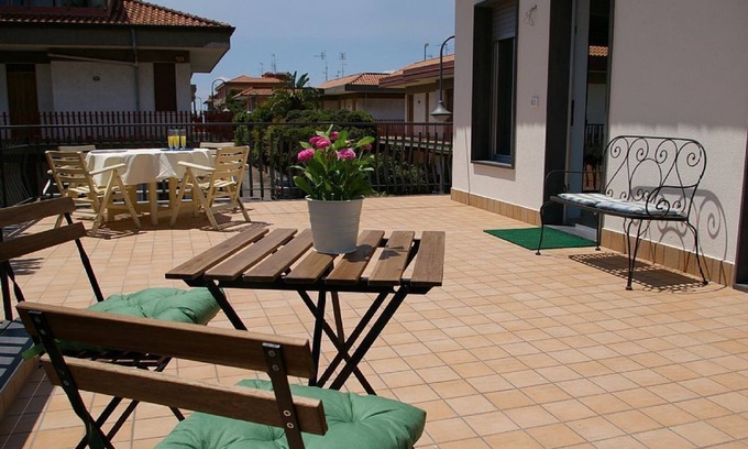 Stazzo House | Marigré beautiful vacation home by the sea, garden, relaxation, Wi-fi & terrace overlooking Etna